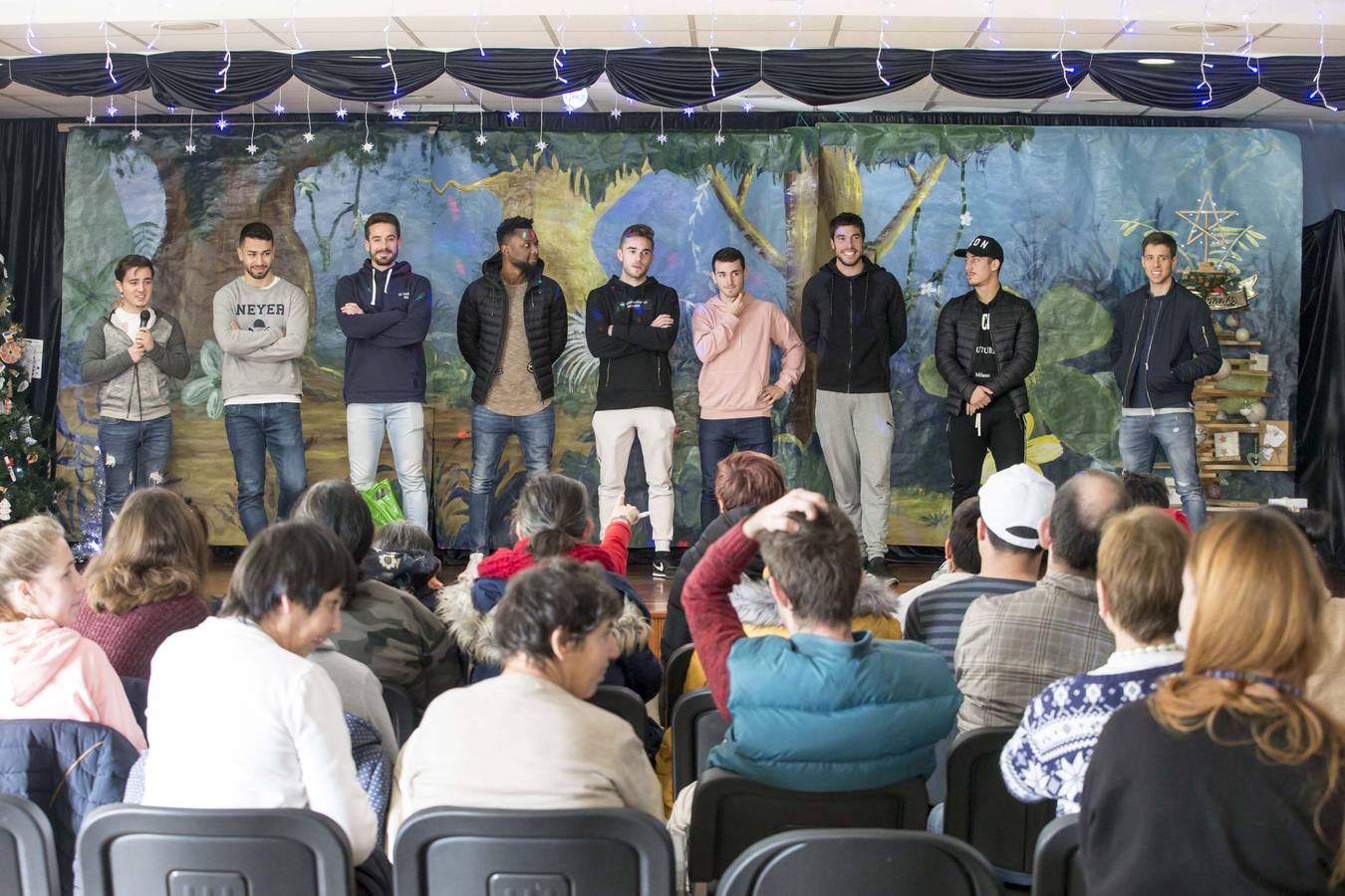 Fotos: Los jugadores del Racing reparte regalos