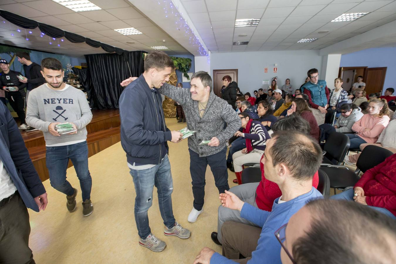 Fotos: Los jugadores del Racing reparte regalos