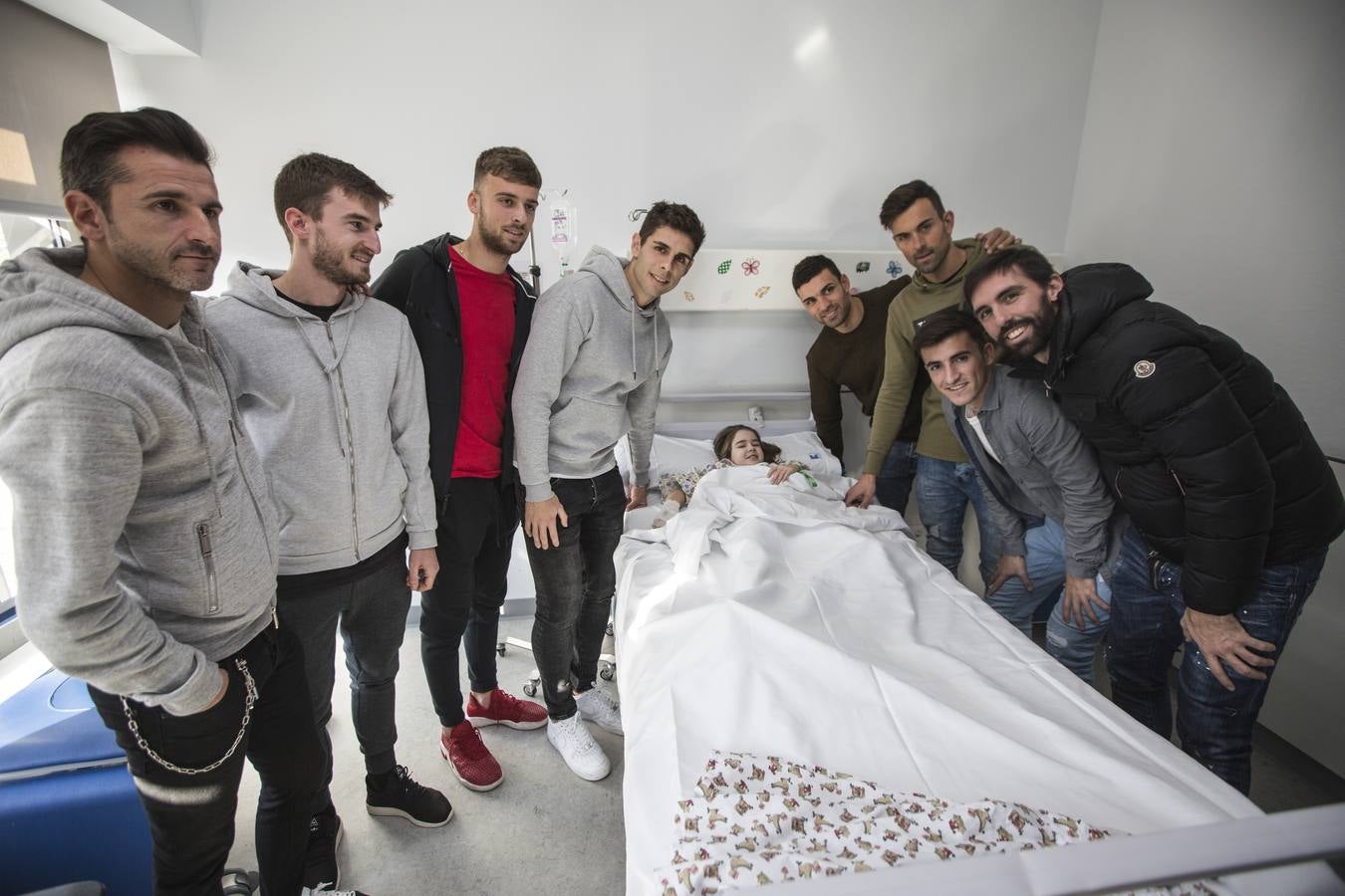 Fotos: Los jugadores del Racing reparte regalos