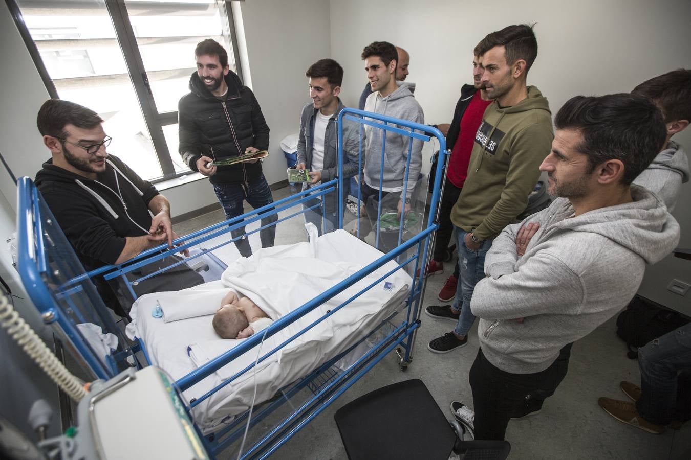 Fotos: Los jugadores del Racing reparte regalos