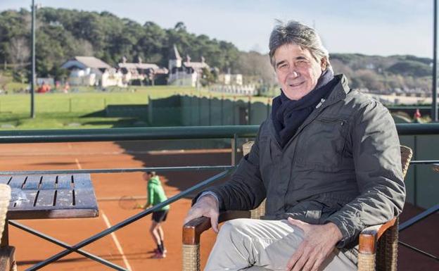 Ángel Ruiz Cotorro, durante su estancia ayer en la RealSociedad de Tenis de La Magdalena.