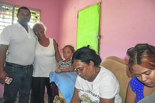 El tío, la abuela, la hija y la madre de Rebeca recibieron la noticia en su casa de Barahona (Rep. Dominicana).