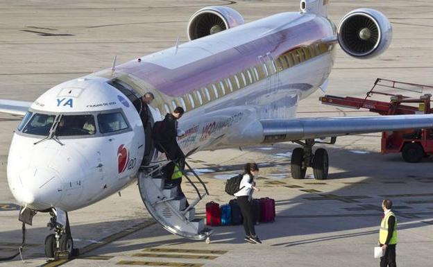 Iberia se hace con los vuelos a Madrid y Santander pierde la conexión con Lisboa 