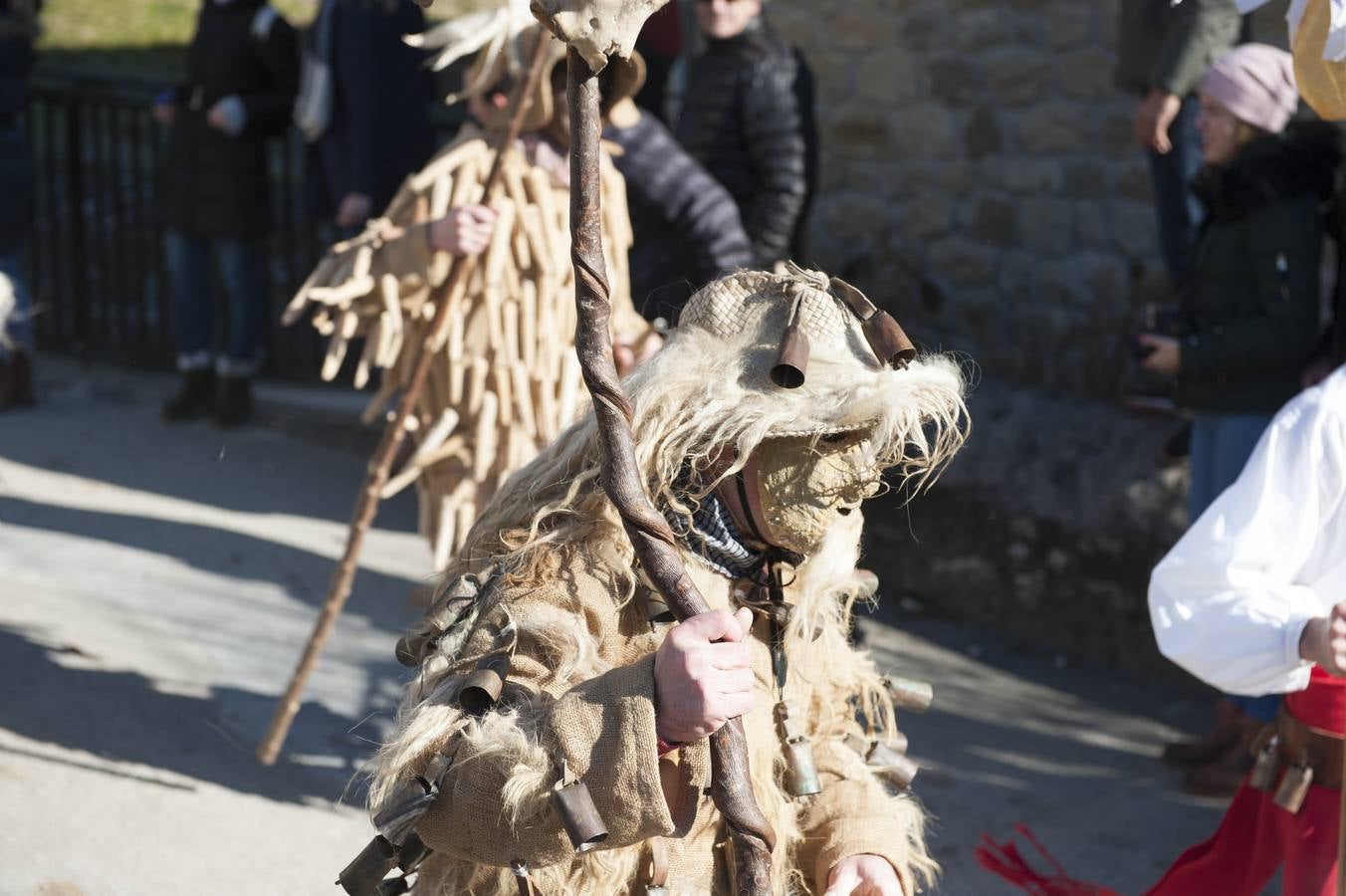 La tradicional mascarada ha reunido a cientos de vecinos y espectadores para disfrutar de la popular fiesta.