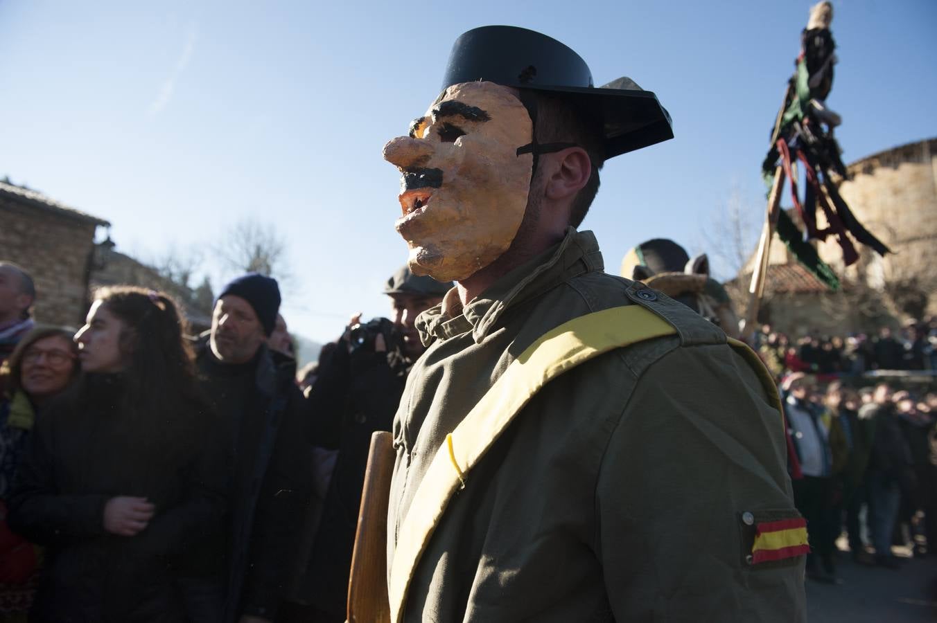 La tradicional mascarada ha reunido a cientos de vecinos y espectadores para disfrutar de la popular fiesta.