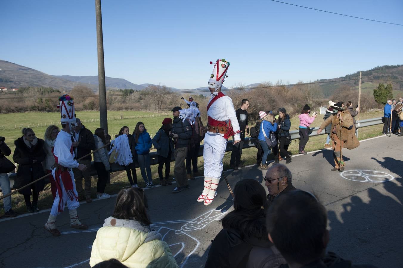 La tradicional mascarada ha reunido a cientos de vecinos y espectadores para disfrutar de la popular fiesta.