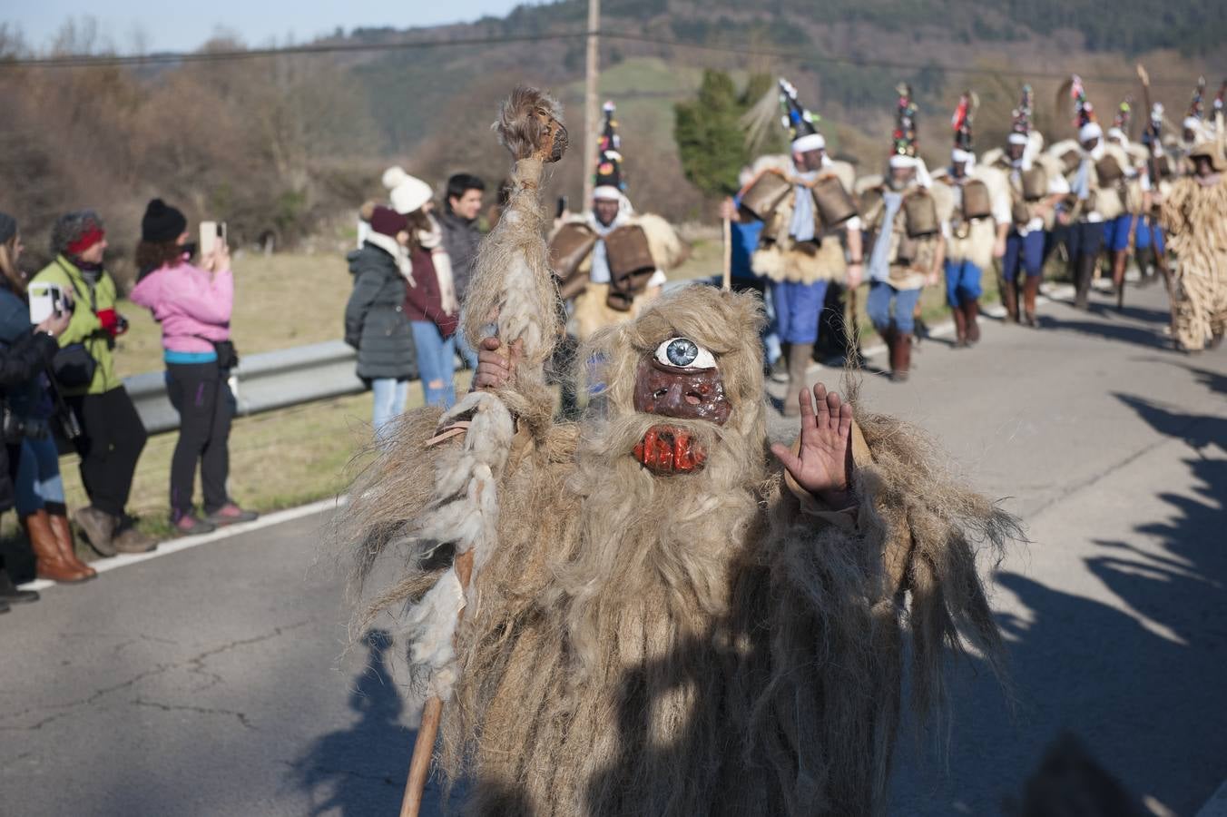 La tradicional mascarada ha reunido a cientos de vecinos y espectadores para disfrutar de la popular fiesta.