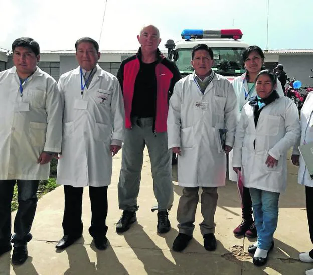 José Antonio García del Río, médico fundador de Saydes, junto con un grupo de sanitarios bolivianos.