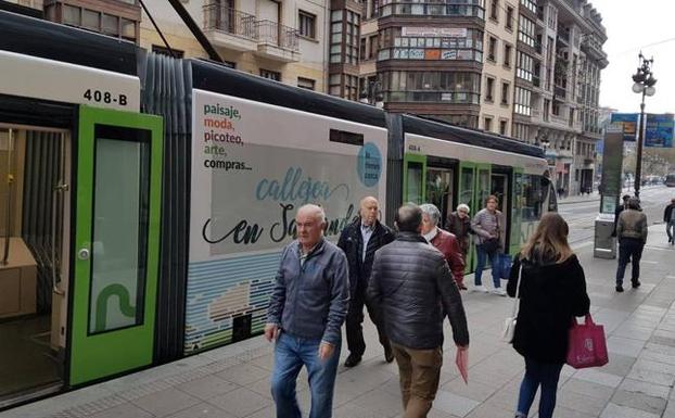 Uno de los tranvías con la promoción comercial de Santander que circula por el centro de Bilbao. 