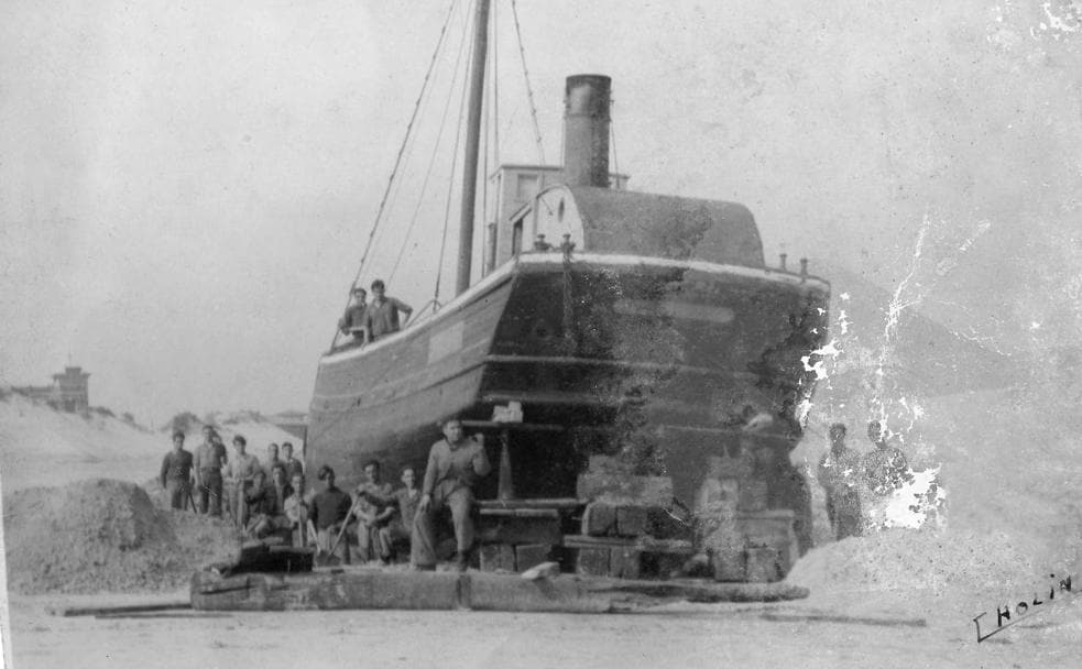 Imagen del barco 'El Comercio', con base en Lequeitio, en la playa antes de ser desguazado por los trabajadores.