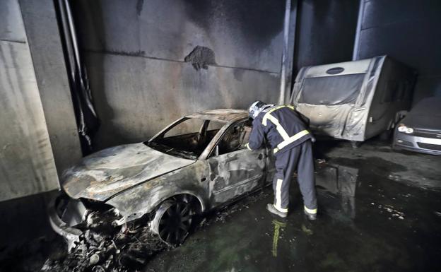 Los bomberos del 112 revisan junto a un responsable de Grúas Sañudo el estado en que quedó la nave. 