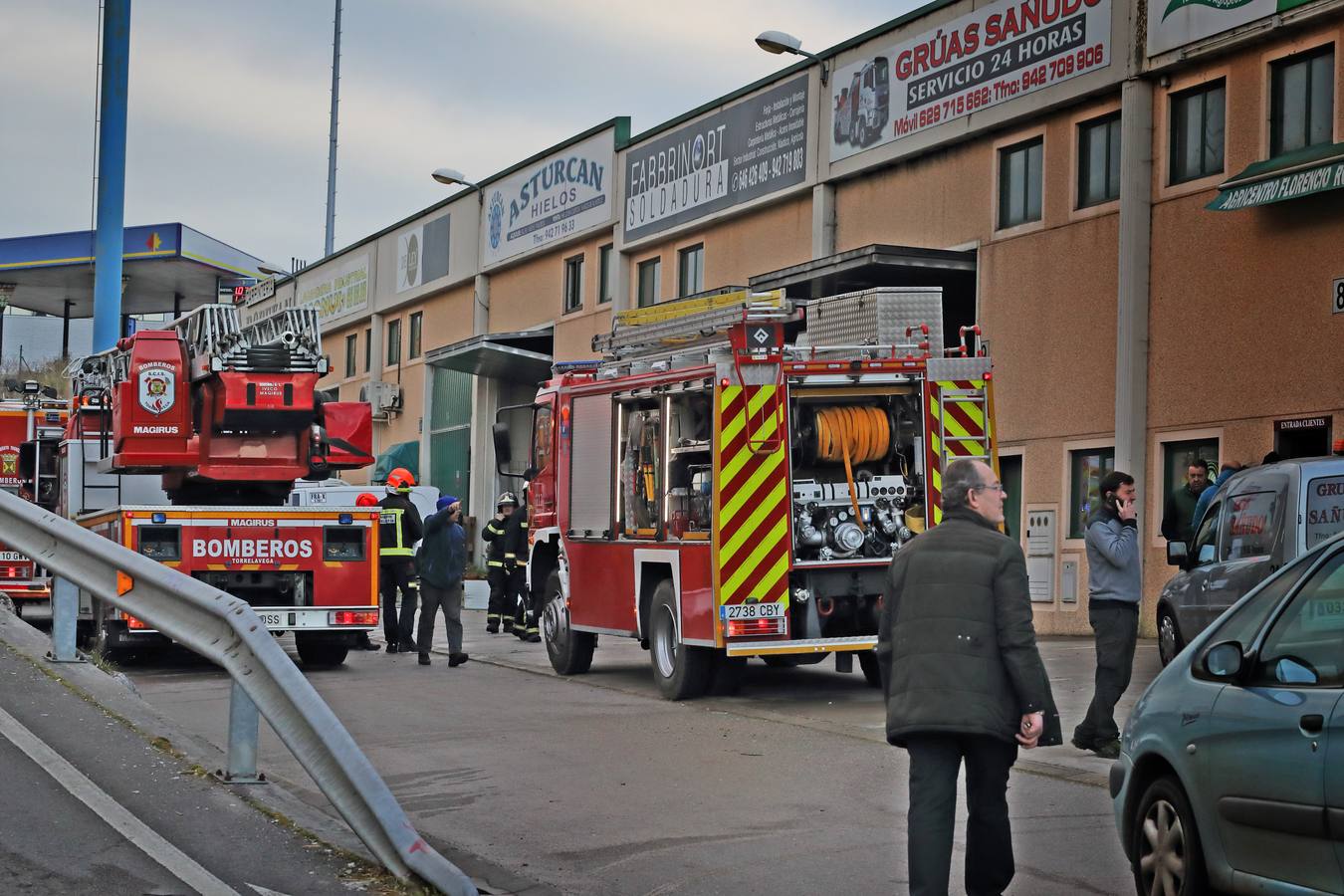 Los bomberos del 112 han extinguido este lunes el incendio registrado en una nave de Unquera, en la que se almacenan vehículos. Al menos uno de ellos ha resultado calcinado.