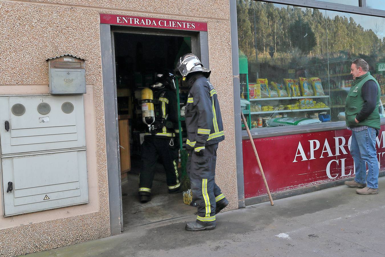 Los bomberos del 112 han extinguido este lunes el incendio registrado en una nave de Unquera, en la que se almacenan vehículos. Al menos uno de ellos ha resultado calcinado.