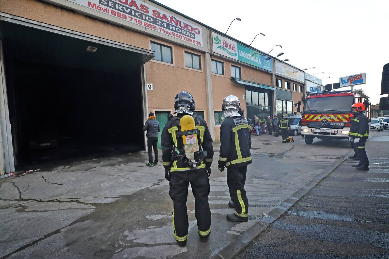 Los bomberos del 112 han extinguido este lunes el incendio registrado en una nave de Unquera, en la que se almacenan vehículos. Al menos uno de ellos ha resultado calcinado.