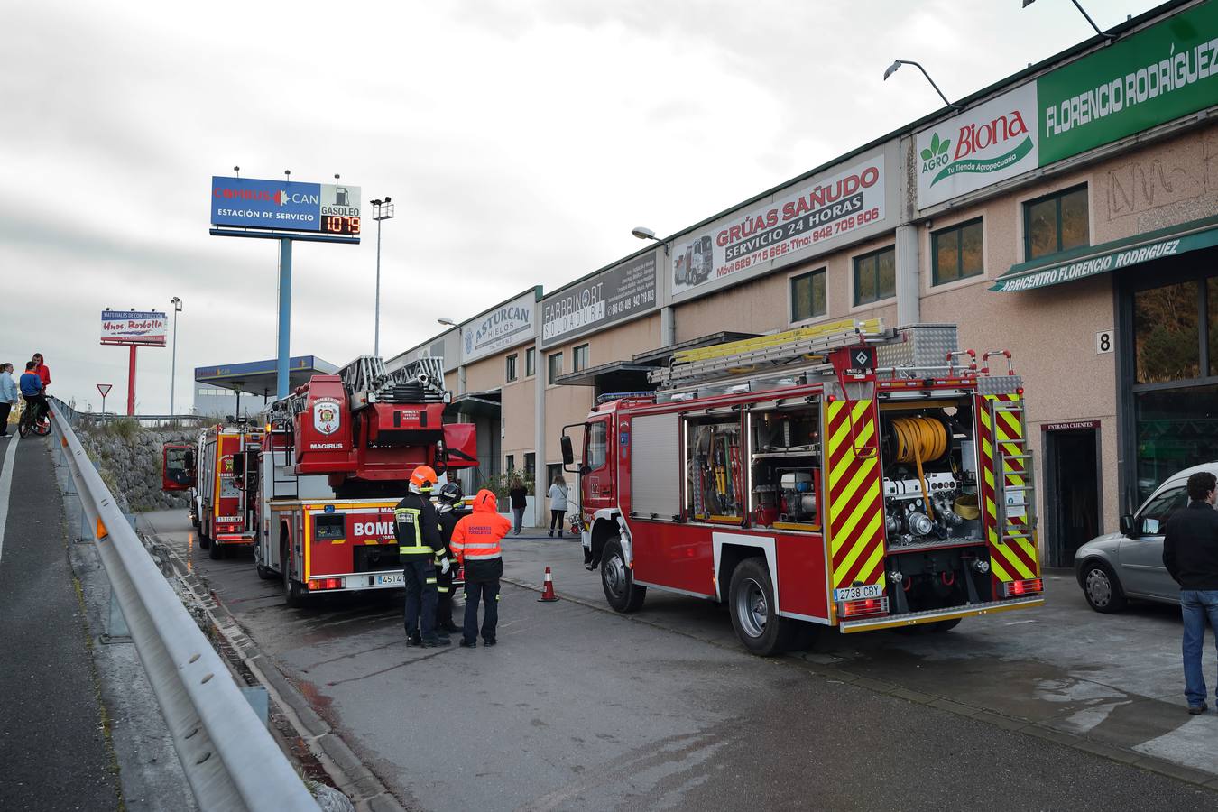 Los bomberos del 112 han extinguido este lunes el incendio registrado en una nave de Unquera, en la que se almacenan vehículos. Al menos uno de ellos ha resultado calcinado.