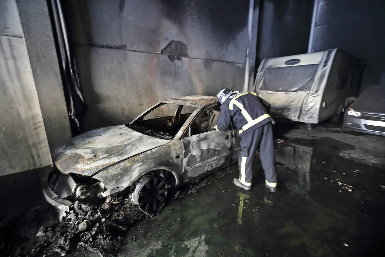 Los bomberos del 112 han extinguido este lunes el incendio registrado en una nave de Unquera, en la que se almacenan vehículos. Al menos uno de ellos ha resultado calcinado.