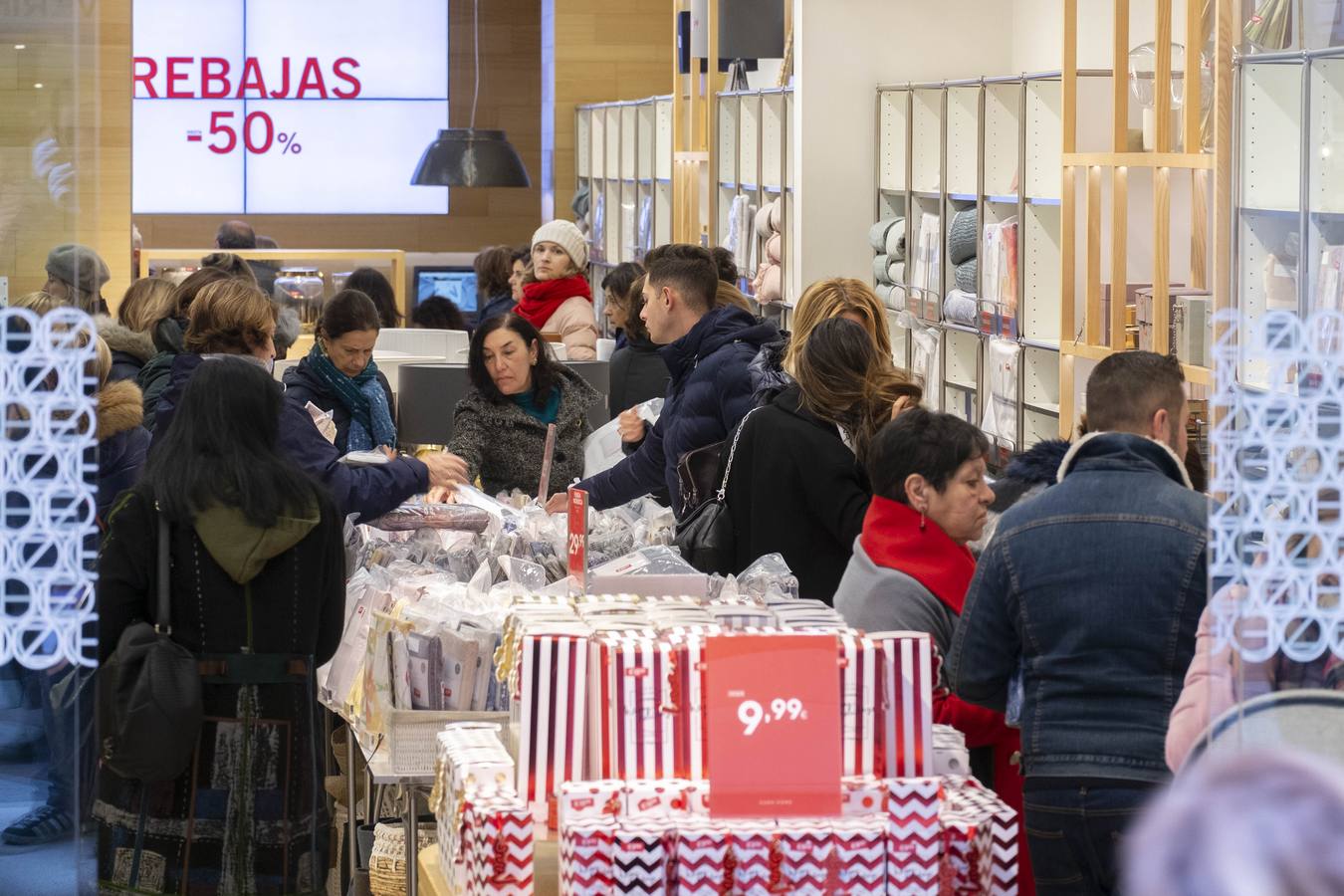 Imágenes de ciudadanos de compras por Santander este lunes, supuestamente el primer día de las rebajas de enero