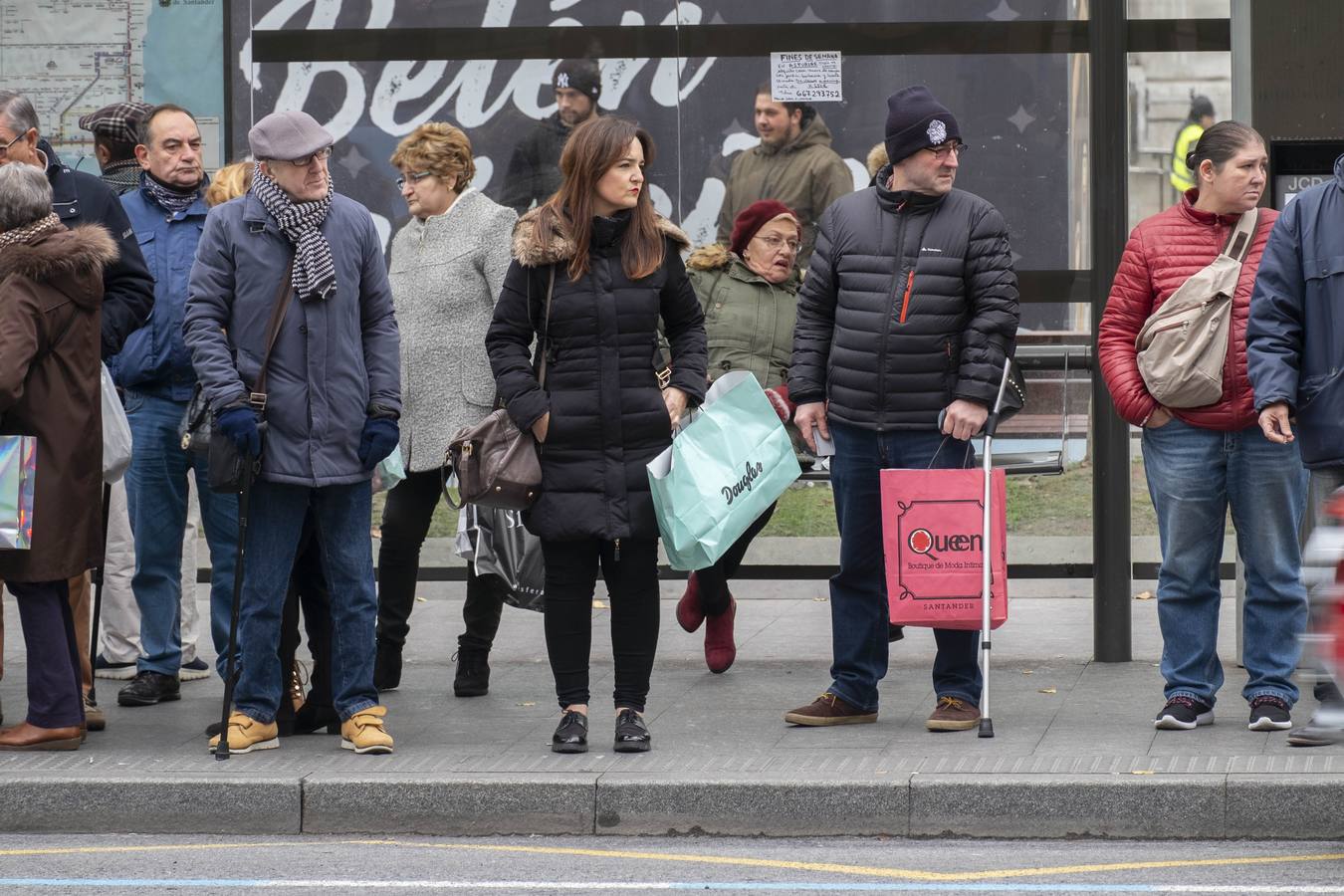 Imágenes de ciudadanos de compras por Santander este lunes, supuestamente el primer día de las rebajas de enero
