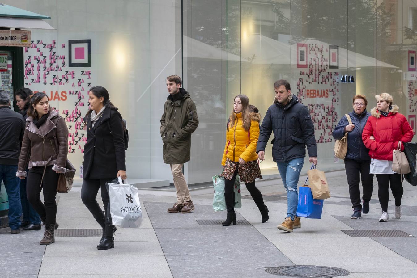 Imágenes de ciudadanos de compras por Santander este lunes, supuestamente el primer día de las rebajas de enero