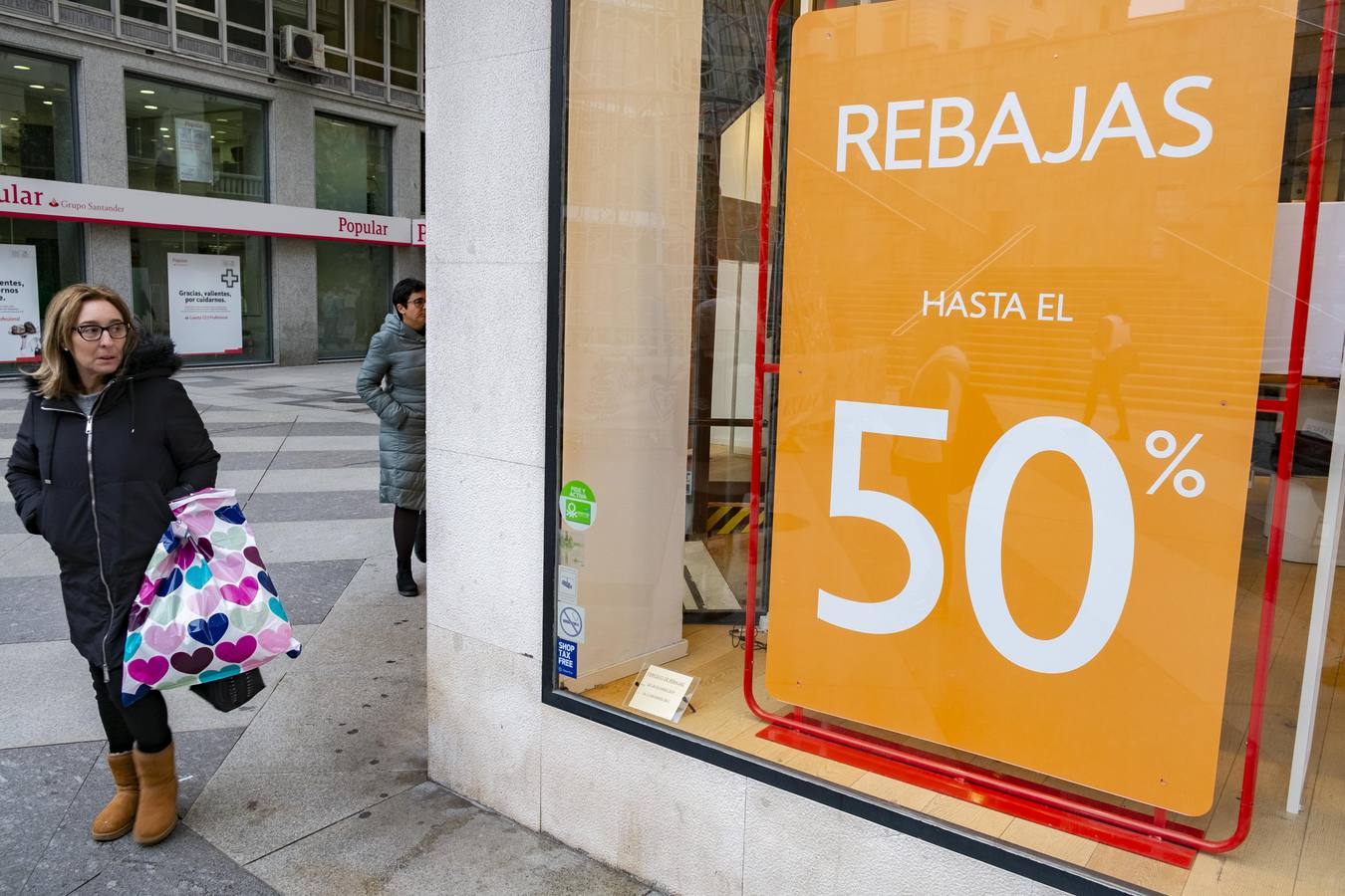 Imágenes de ciudadanos de compras por Santander este lunes, supuestamente el primer día de las rebajas de enero