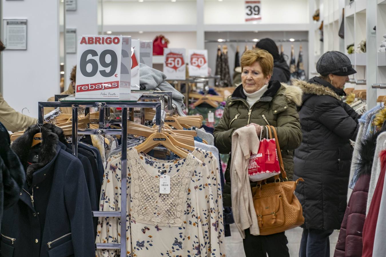 Imágenes de ciudadanos de compras por Santander este lunes, supuestamente el primer día de las rebajas de enero