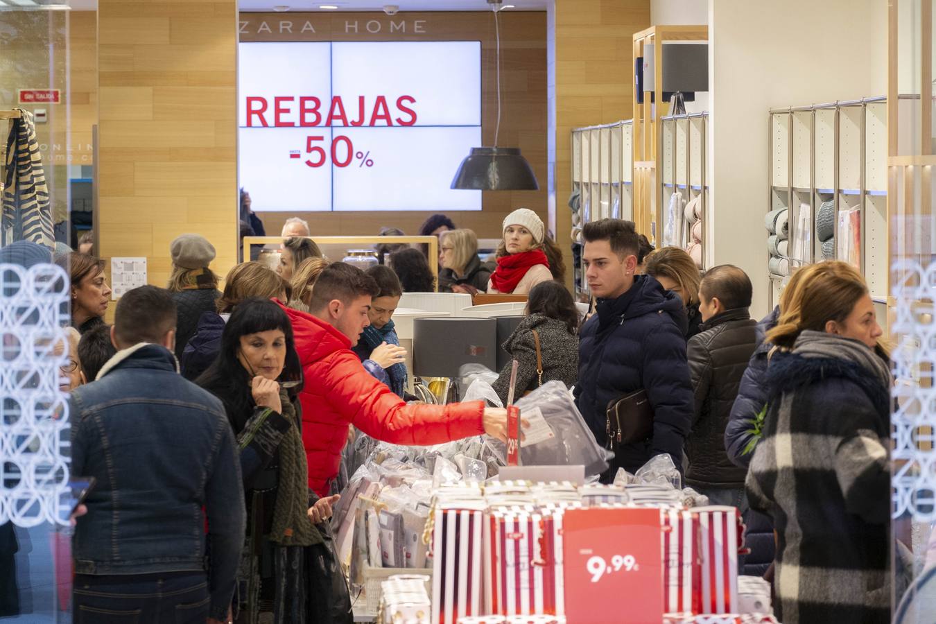 Imágenes de ciudadanos de compras por Santander este lunes, supuestamente el primer día de las rebajas de enero