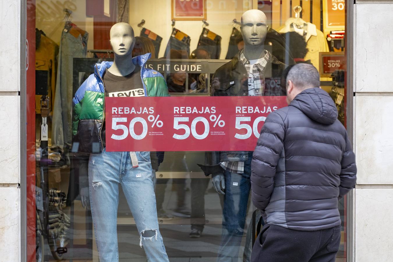 Imágenes de ciudadanos de compras por Santander este lunes, supuestamente el primer día de las rebajas de enero