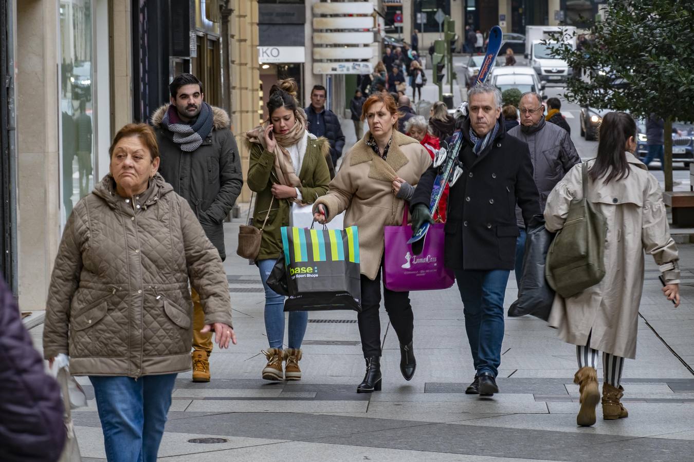 Imágenes de ciudadanos de compras por Santander este lunes, supuestamente el primer día de las rebajas de enero