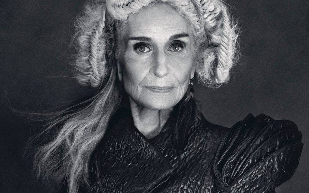 Daphne Selfe, la maniquí en activo más anciana del mundo, será condecorada por Isabel II