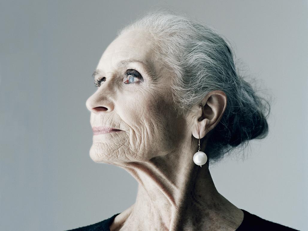 Daphne Selfe, la maniquí en activo más anciana del mundo, será condecorada por Isabel II