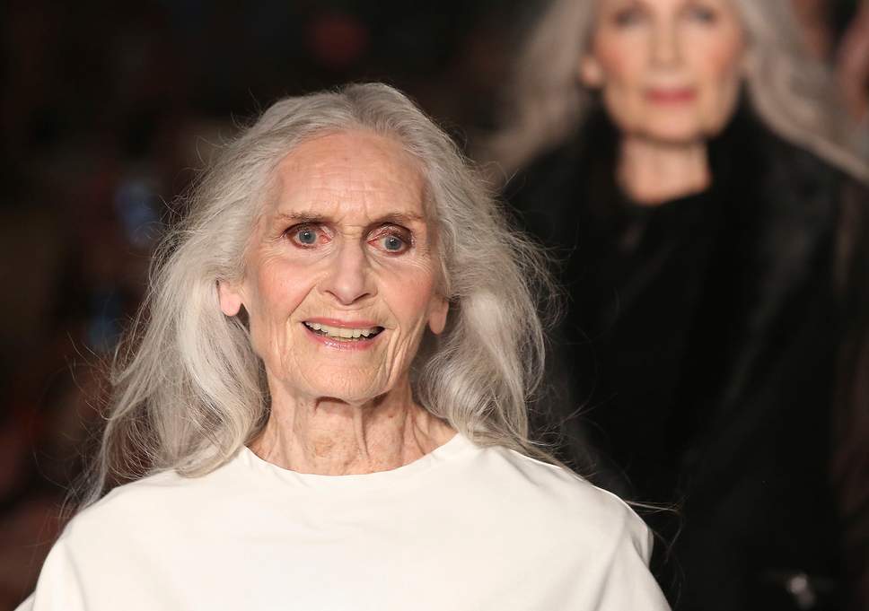 Daphne Selfe, la maniquí en activo más anciana del mundo, será condecorada por Isabel II