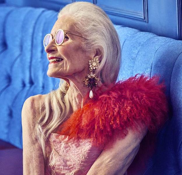 Daphne Selfe, la maniquí en activo más anciana del mundo, será condecorada por Isabel II