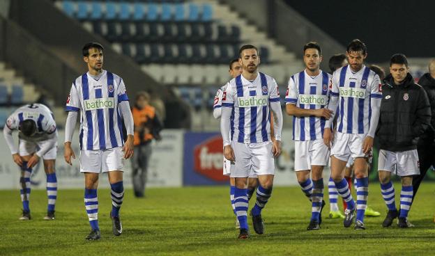 Borja Camus, Primo, Fer, Ramiro y Palazuelos abandonan el campo tras concluir el partido ante el Calahorra.