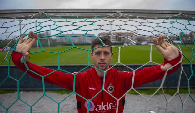 Alberto Noguera posa ayer con la equipación de entrenamiento del Racing en el campo 1 de las Instalaciones Nando Yosu.