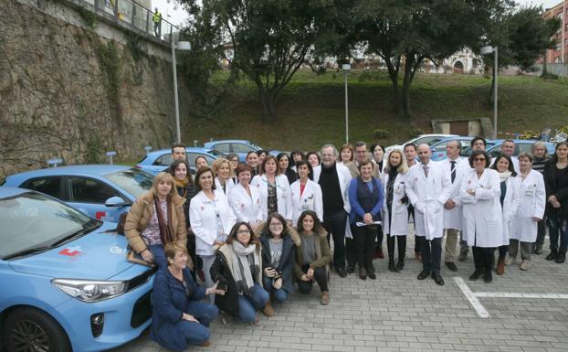 Imagen de todo el equipo posando duramnte la visita de la consejera de Sanidad