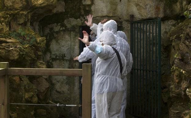 Cada viernes, cinco visitantes acceden al interior de la cueva. 