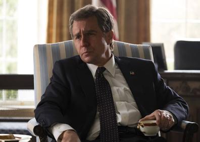 Imagen secundaria 1 - Christian Bale como Dick Cheney, Sam Rockwell en la piel de George W. Bush y Steve Carell caracterizado de Donald Rumsfeld.