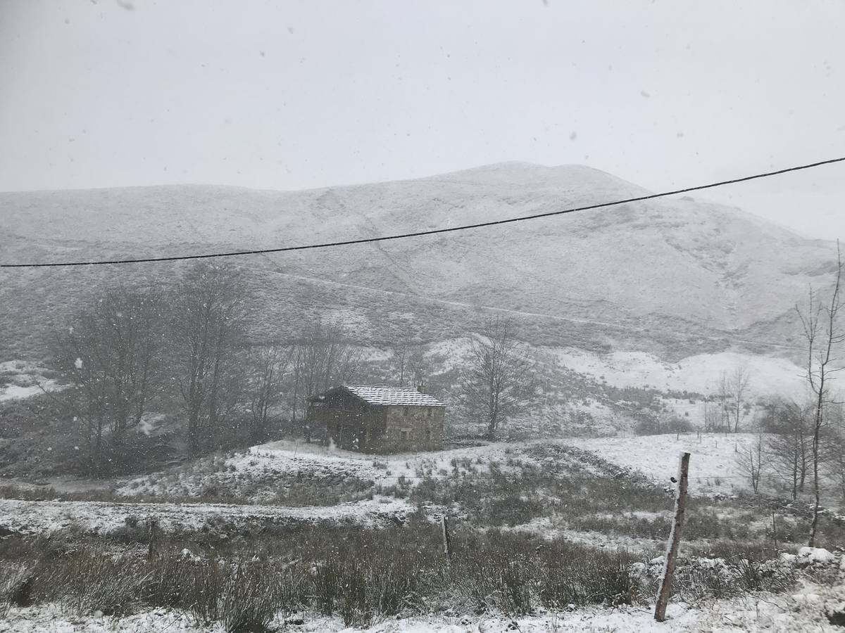 Fotos: La subida a Lunada se tiñe de blanco