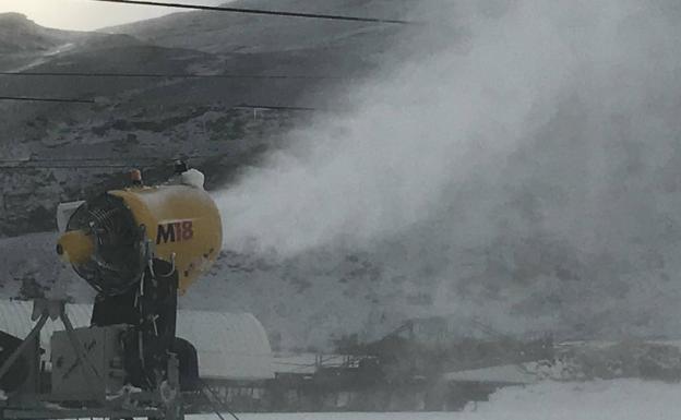 Imagen de los cañones haciendo nieve este jueves en Alto Campoo.