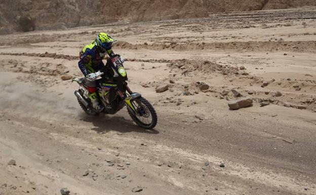 El piloto español Lorenzo Santolino conduce su moto. 