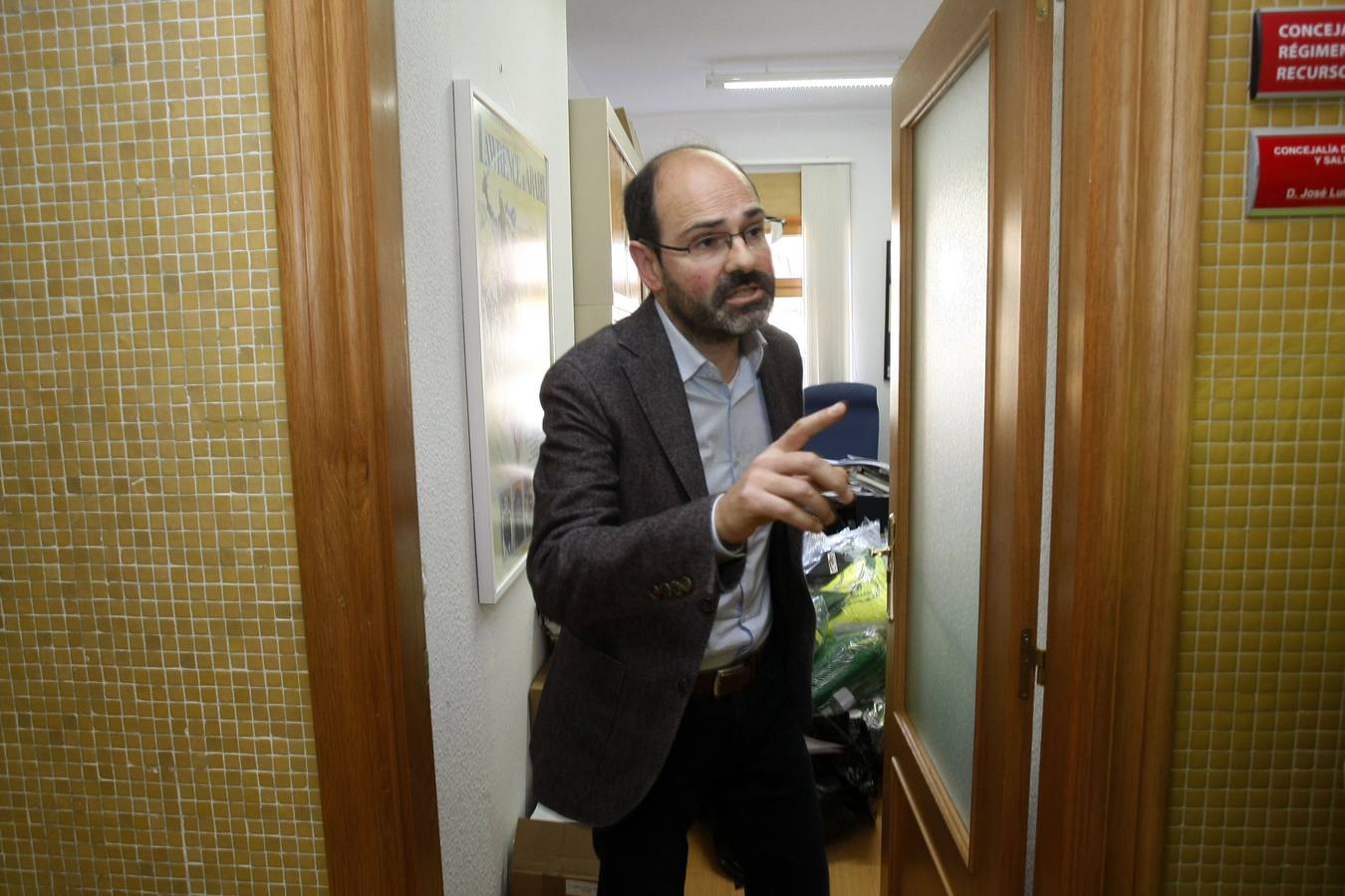 El concejal José Luis Urraca sale de sus despacho. 