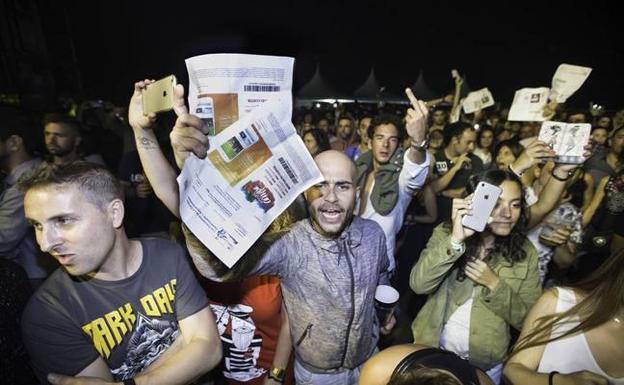 Los asistentes al concierto protestaron por la anulación.