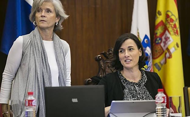 La concejala de Empleo y la alcaldesa, en un pleno.