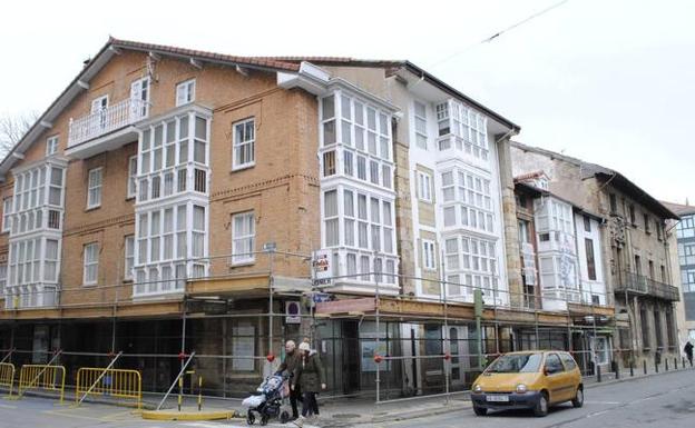 Los edificios afectados por la orden de derribo están ubicados en la Avenida del Puente de Carlos III y en la calle Torres Quevedo. 