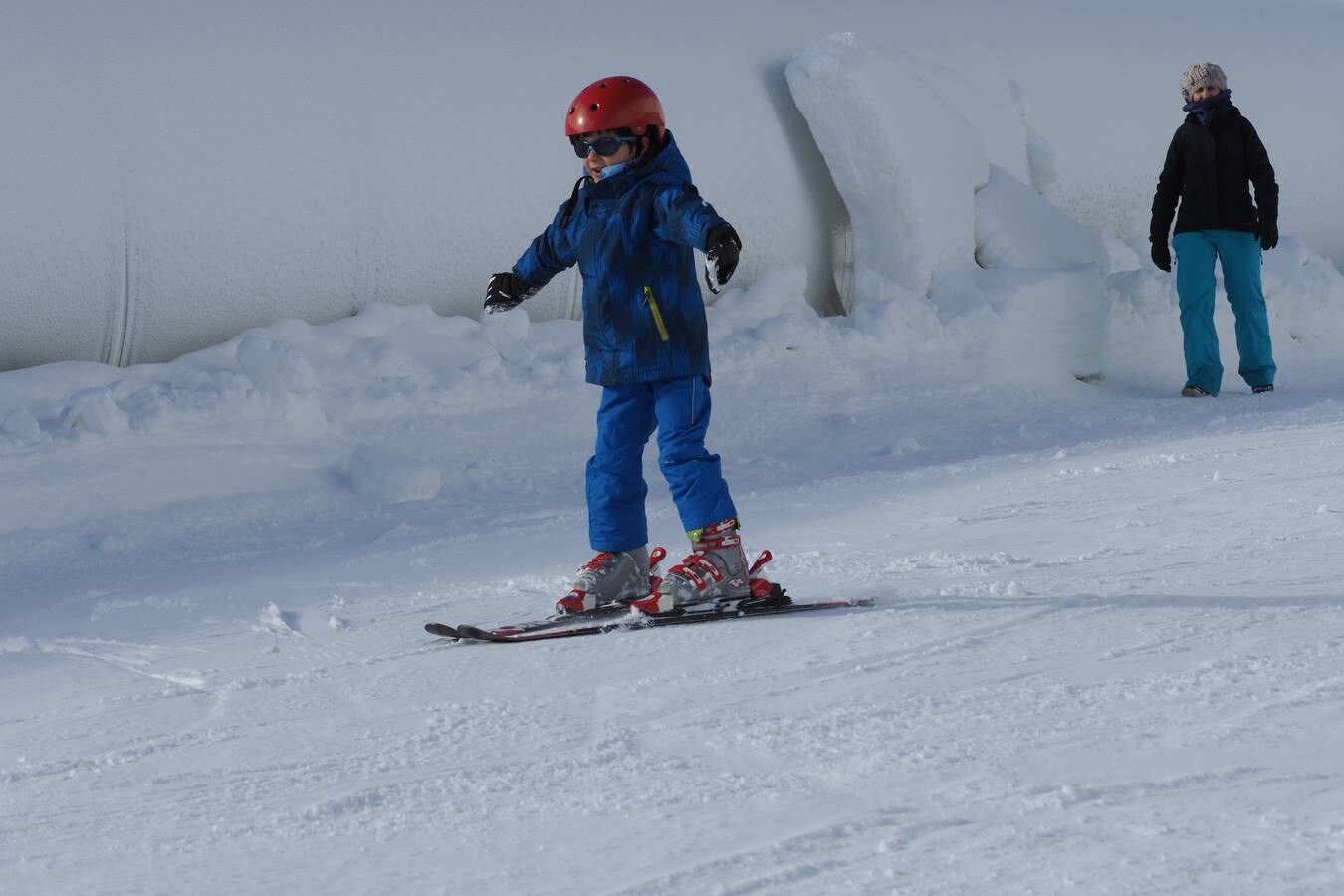 La estación de esquí de Alto Campoo ha abierto este sábado gracias a la nieve artificial, con 1,2 kilómetros para esquiar en las pistas Calgosa I y Calgosa II. Pocos esquiadores han acudido este primer día