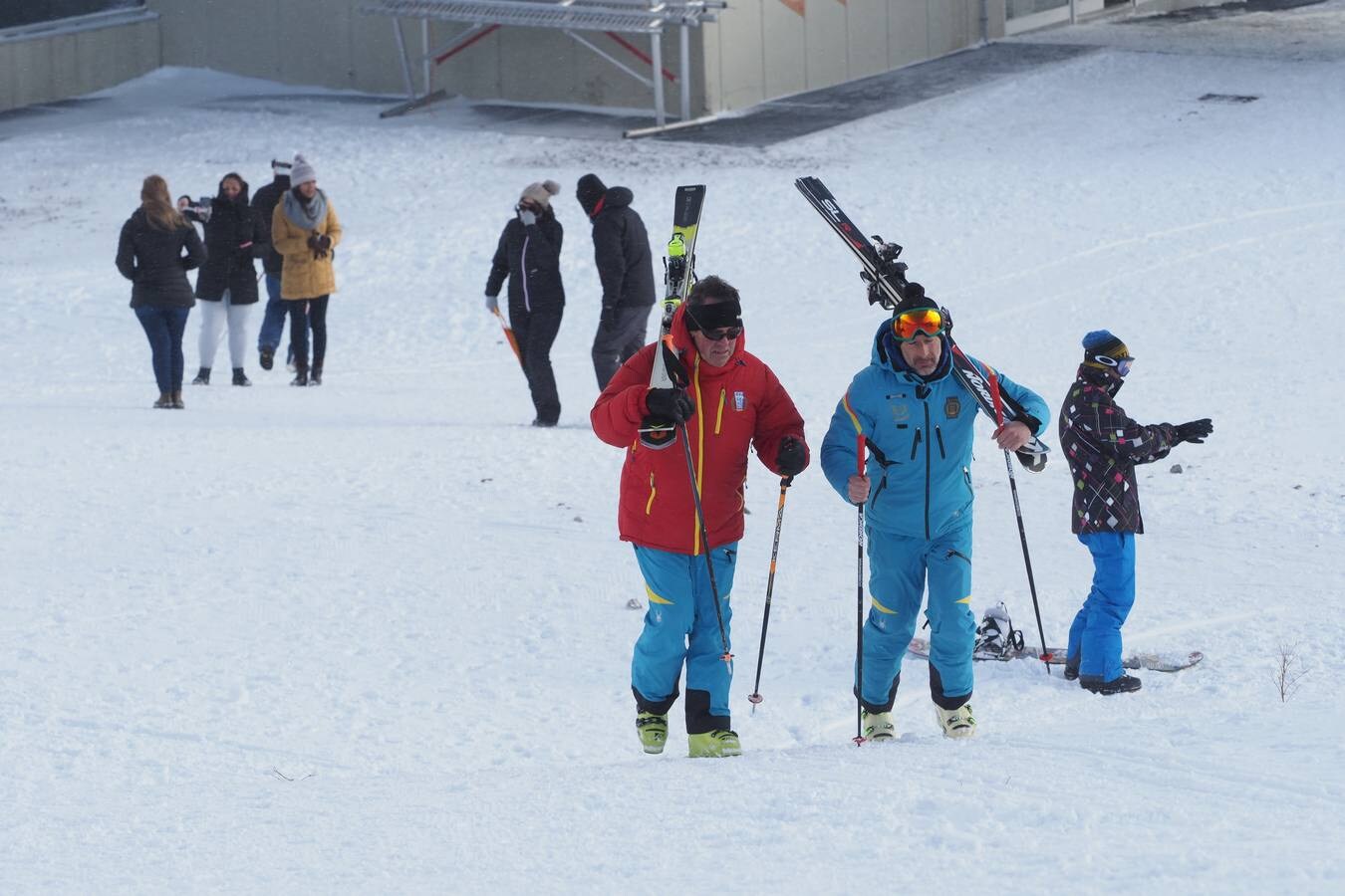 La estación de esquí de Alto Campoo ha abierto este sábado gracias a la nieve artificial, con 1,2 kilómetros para esquiar en las pistas Calgosa I y Calgosa II. Pocos esquiadores han acudido este primer día