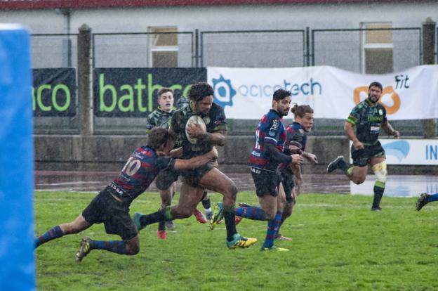 Michael Green lleva el oval en el partido de ayer en el Complejo Municipal Ruth Beitia ante el Eibar. 