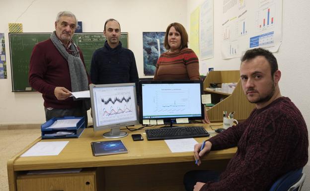 Integrantes del equipo de la UC responsable del control. Luis Quindós, Ismael Fuente y Alicia Fernández. Sentado, Daniel Rábago