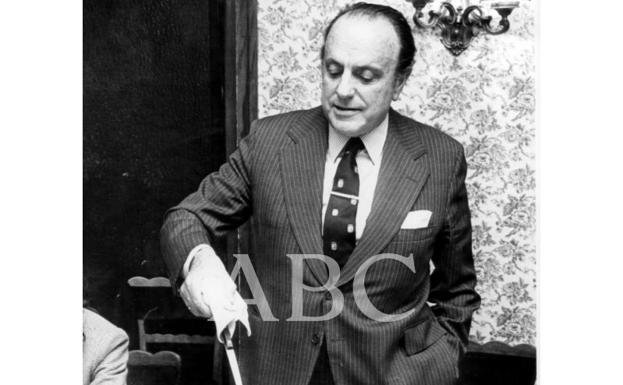 Manuel Fraga preparao una queimada en La Criolla. Foto ABC, 1982.