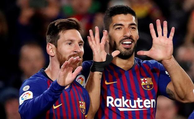 Messi y Luis Suárez celebran el 3-0 al Eibar.